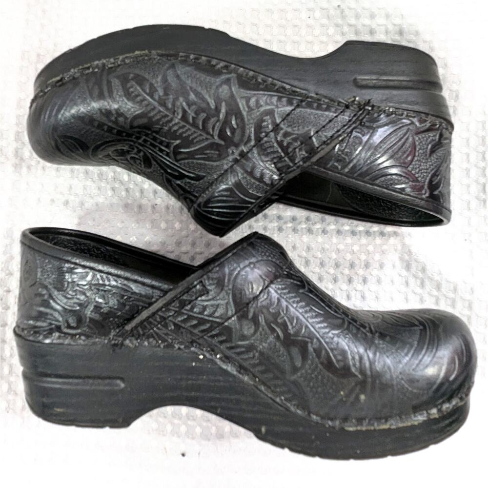 DANSKO! INTAGLIO FLORAL TEXTURED DESIGN, BLACK GENUINE LEATHER CLOGS! SZ 5.5